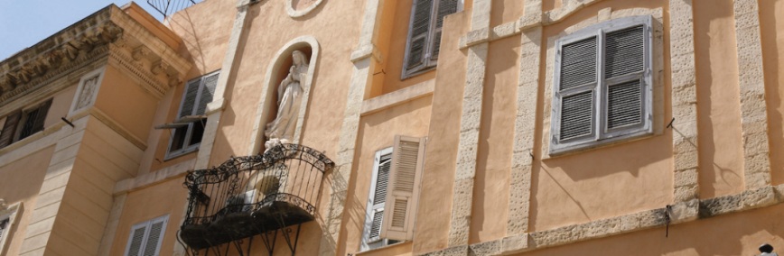 Cagliari, barrio de Marina: Fachada del pórtico a lado de la iglesia de Santa Rosalía